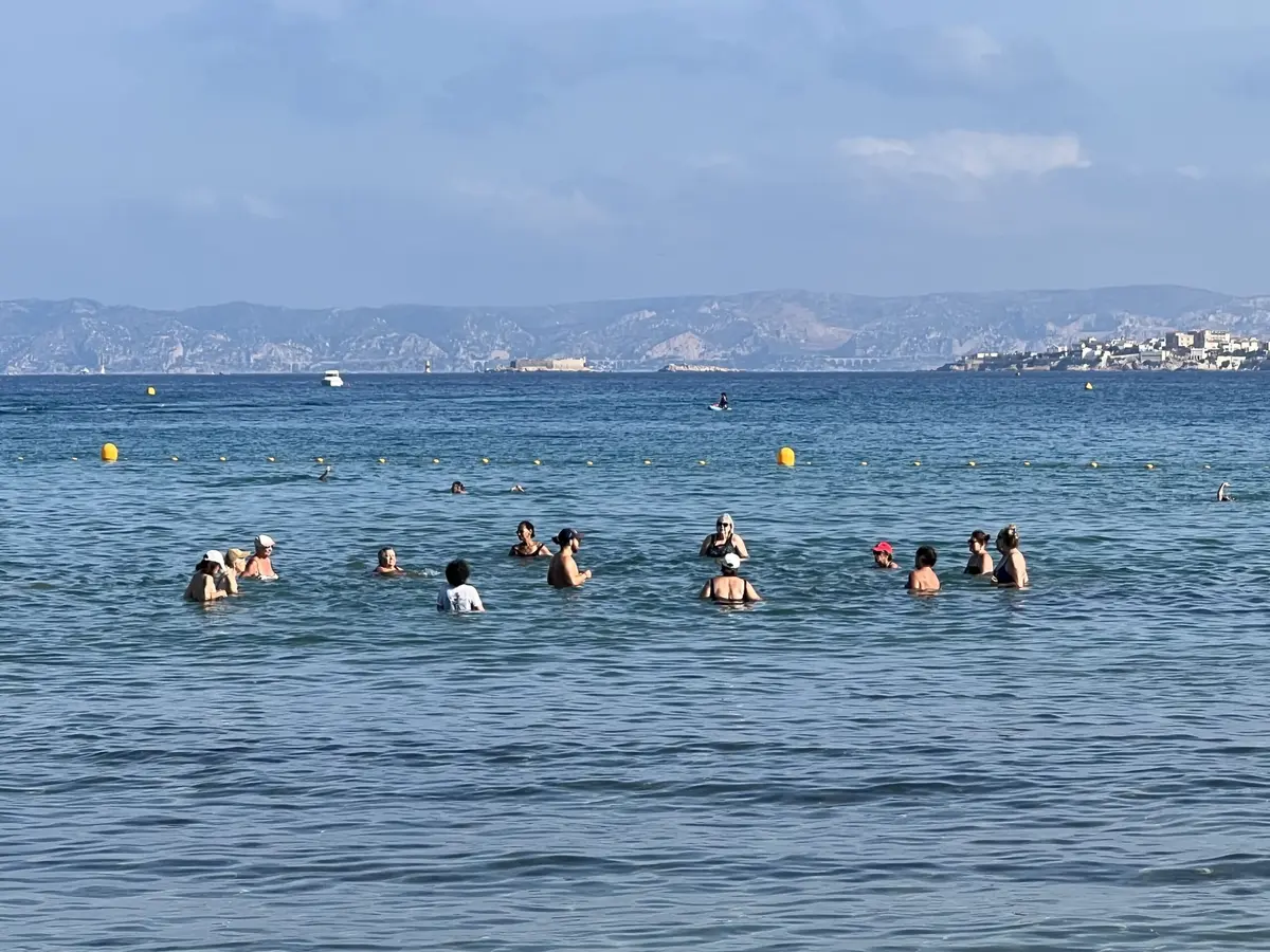 Pratiquants de longe-côte sur le littoral marseillais